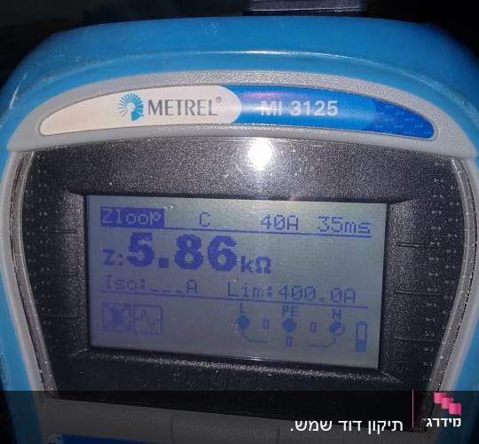 מד מתח חשמלי עם תצוגה דיגיטלית